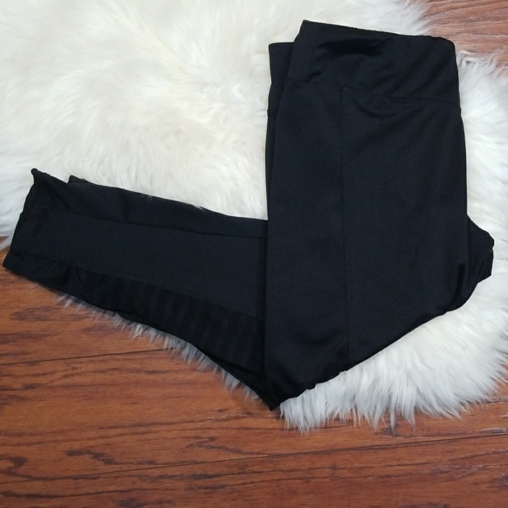 Take A Walk Cut out Athletic Capris - Picture 2 of 7